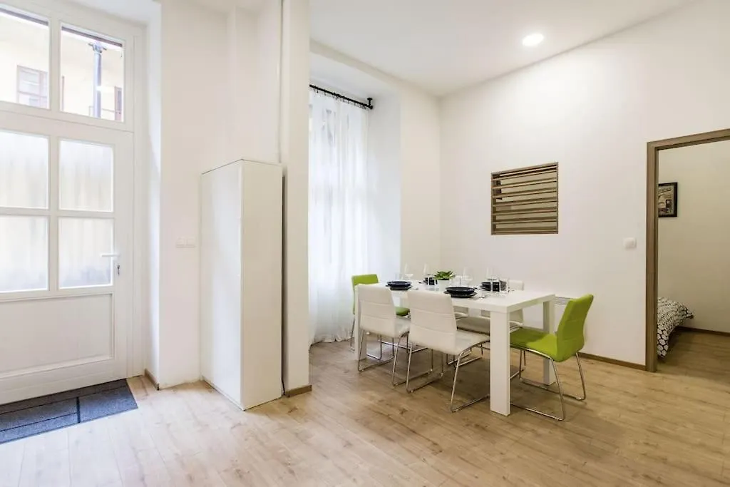 Designer Dream Home In The Ruin Bar District W A/C Budapest