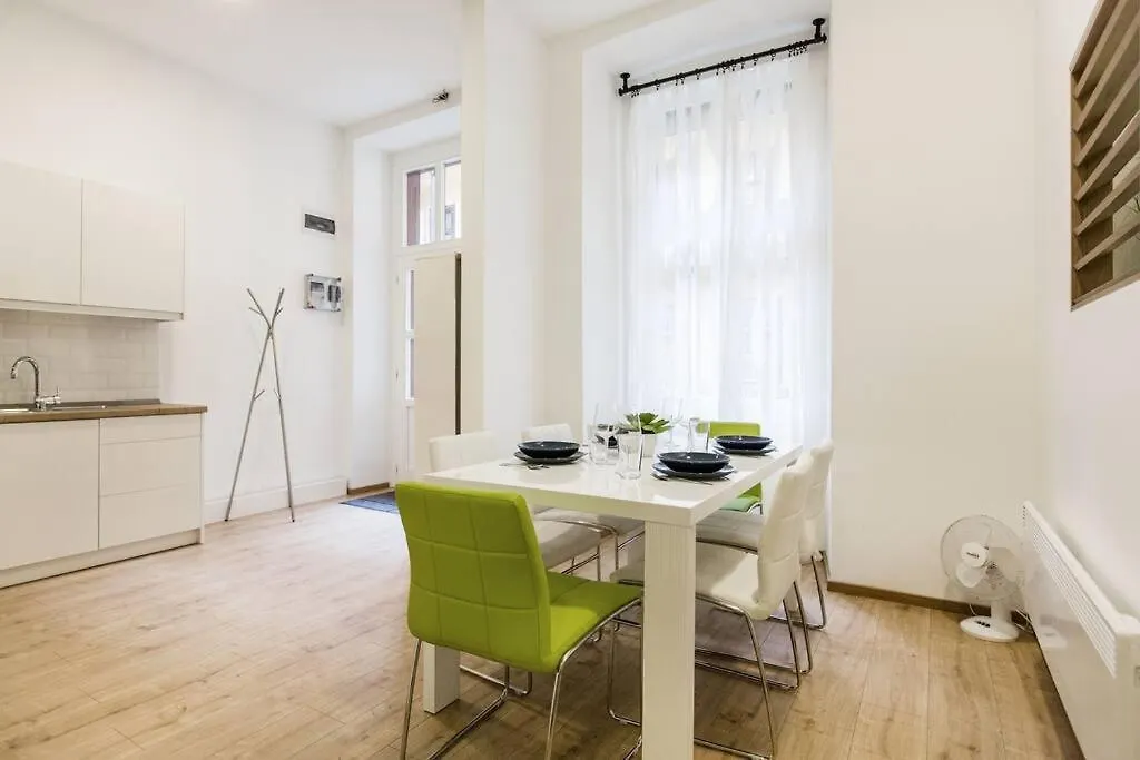 Designer Dream Home In The Ruin Bar District W A/C Budapest Apartment
