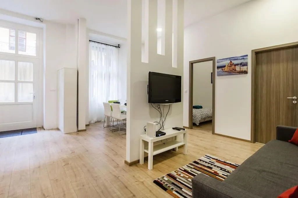 Designer Dream Home In The Ruin Bar District W A/C Budapest Apartment